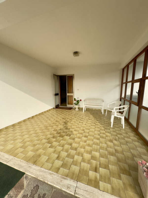 COMPOSIZIONE:
Villetta singola, caratterizzata da un porticato vivibile, utilizzabile anche per p...