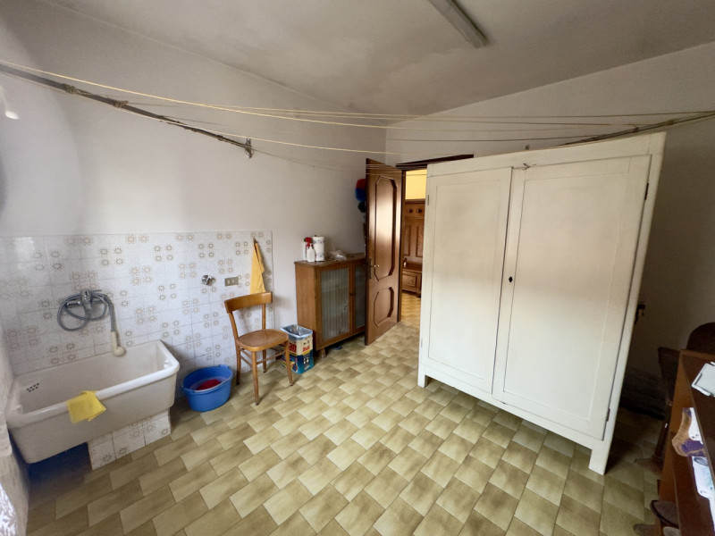 COMPOSIZIONE:
Villetta singola, caratterizzata da un porticato vivibile, utilizzabile anche per p...