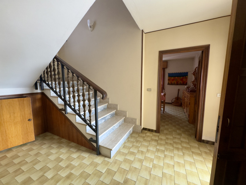 COMPOSIZIONE:
Villetta singola, caratterizzata da un porticato vivibile, utilizzabile anche per p...