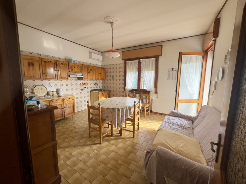 COMPOSIZIONE:
Villetta singola, caratterizzata da un porticato vivibile, utilizzabile anche per p...