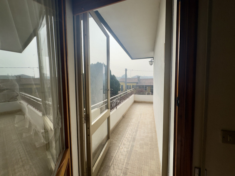 COMPOSIZIONE:
Villetta singola, caratterizzata da un porticato vivibile, utilizzabile anche per p...