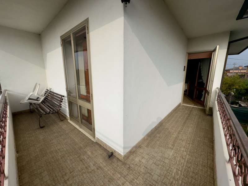 COMPOSIZIONE:
Villetta singola, caratterizzata da un porticato vivibile, utilizzabile anche per p...