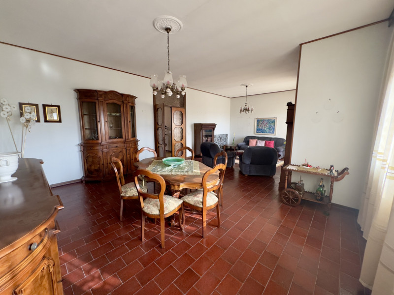 COMPOSIZIONE:
Villetta singola, caratterizzata da un porticato vivibile, utilizzabile anche per p...