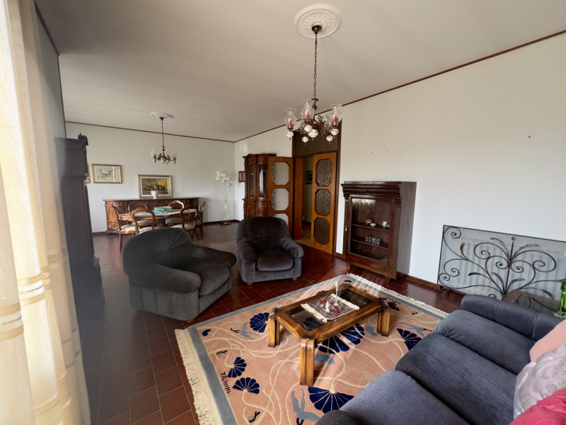 COMPOSIZIONE:
Villetta singola, caratterizzata da un porticato vivibile, utilizzabile anche per p...