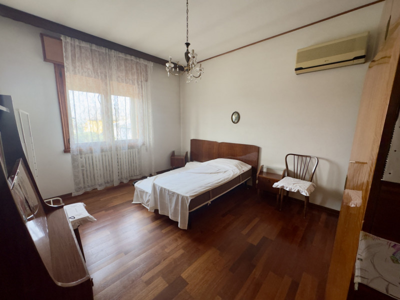 COMPOSIZIONE:
Villetta singola, caratterizzata da un porticato vivibile, utilizzabile anche per p...