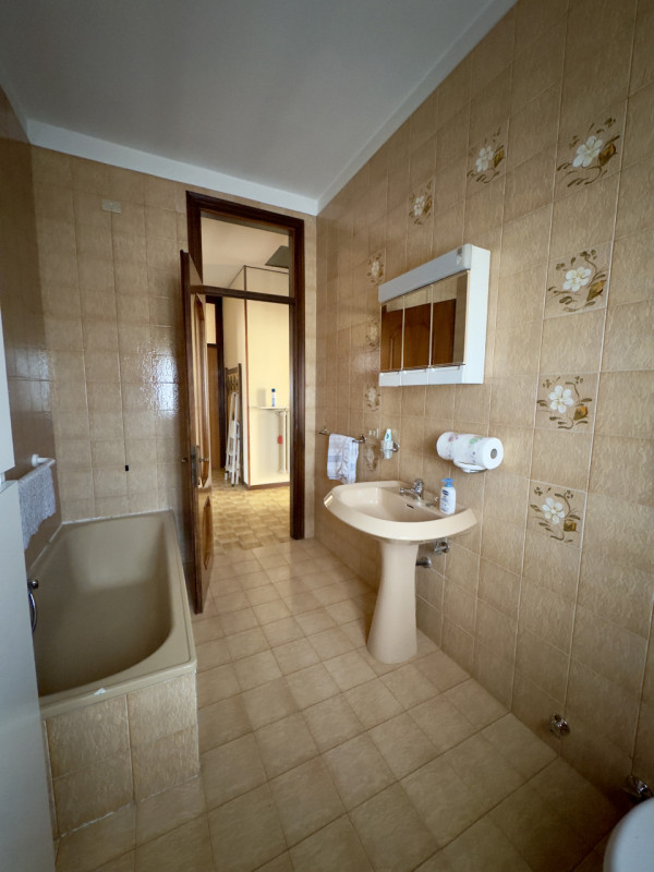 COMPOSIZIONE:
Villetta singola, caratterizzata da un porticato vivibile, utilizzabile anche per p...