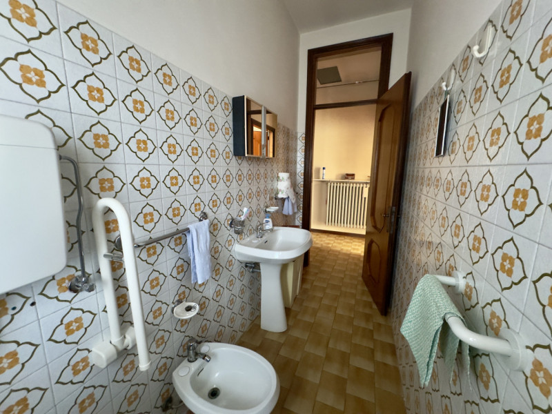 COMPOSIZIONE:
Villetta singola, caratterizzata da un porticato vivibile, utilizzabile anche per p...