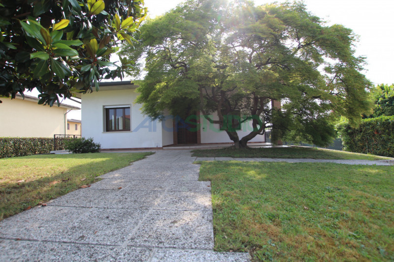 Tezze sul Brenta:
a due passi dal centro del paese, proponiamo una introvabile casa singola con g...