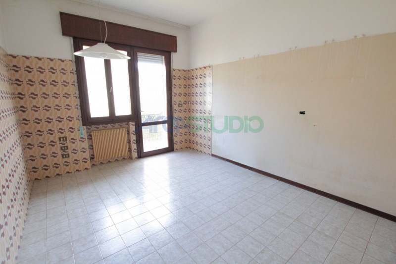 Tezze sul Brenta:
a due passi dal centro del paese, proponiamo una introvabile casa singola con g...