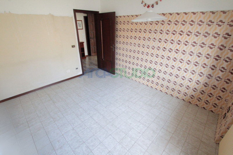 Tezze sul Brenta:
a due passi dal centro del paese, proponiamo una introvabile casa singola con g...