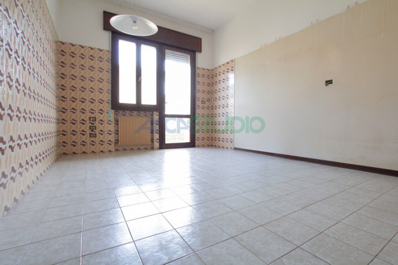 Tezze sul Brenta:
a due passi dal centro del paese, proponiamo una introvabile casa singola con g...