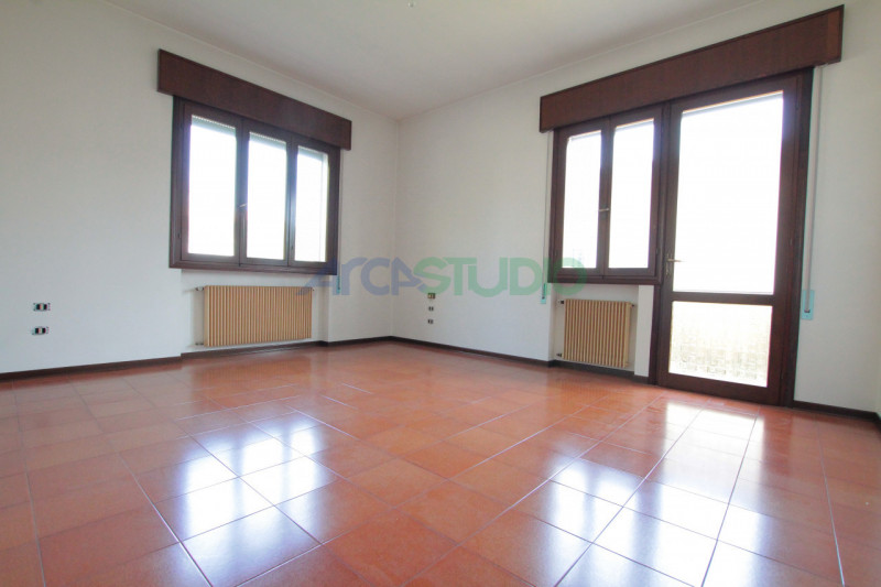 Tezze sul Brenta:
a due passi dal centro del paese, proponiamo una introvabile casa singola con g...