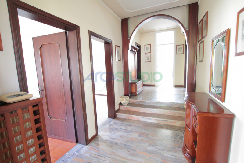 Tezze sul Brenta:
a due passi dal centro del paese, proponiamo una introvabile casa singola con g...