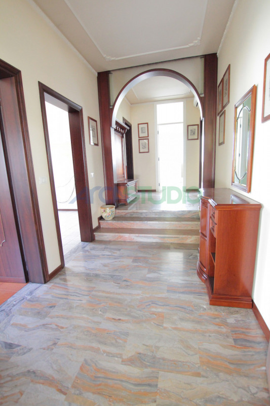 Tezze sul Brenta:
a due passi dal centro del paese, proponiamo una introvabile casa singola con g...