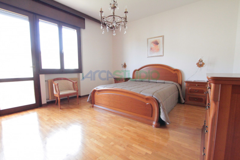 Tezze sul Brenta:
a due passi dal centro del paese, proponiamo una introvabile casa singola con g...