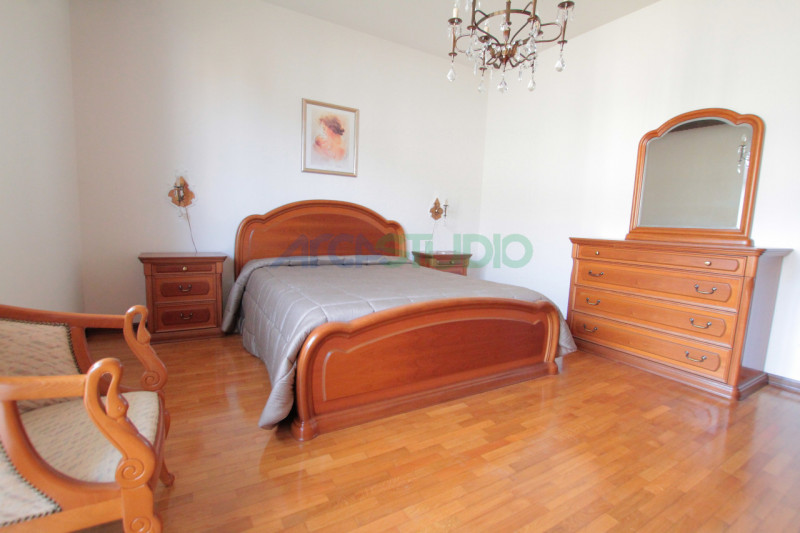 Tezze sul Brenta:
a due passi dal centro del paese, proponiamo una introvabile casa singola con g...