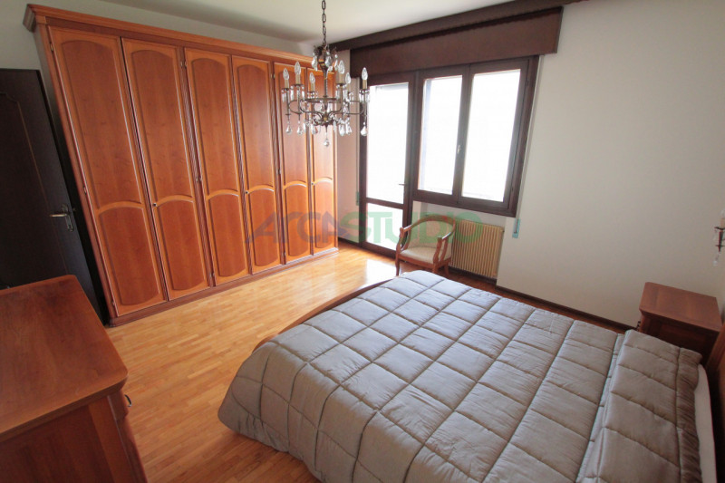 Tezze sul Brenta:
a due passi dal centro del paese, proponiamo una introvabile casa singola con g...