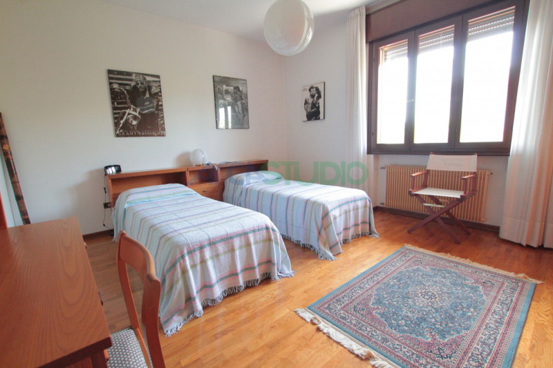 Tezze sul Brenta:
a due passi dal centro del paese, proponiamo una introvabile casa singola con g...