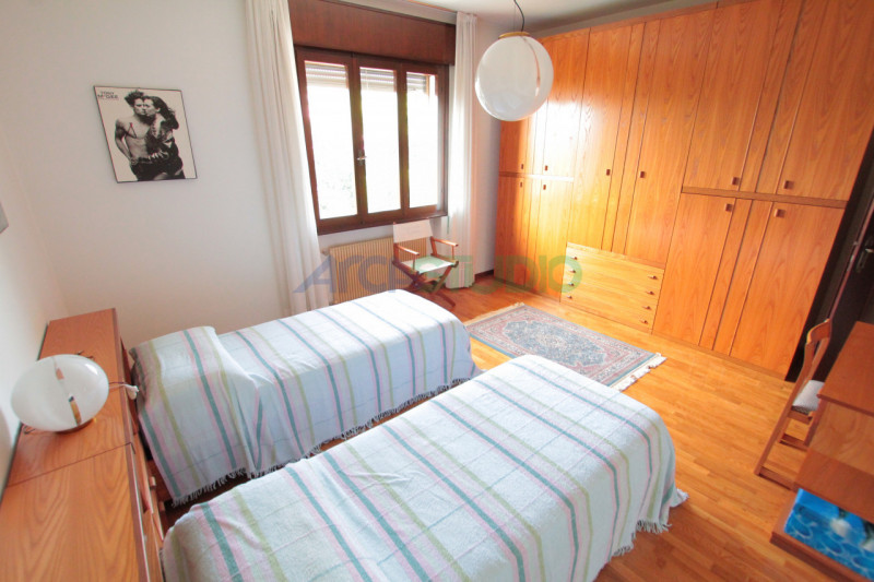 Tezze sul Brenta:
a due passi dal centro del paese, proponiamo una introvabile casa singola con g...