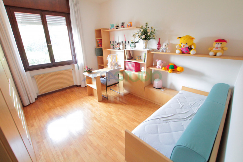 Tezze sul Brenta:
a due passi dal centro del paese, proponiamo una introvabile casa singola con g...