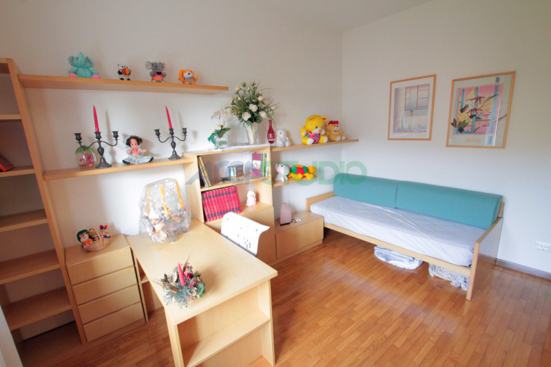 Tezze sul Brenta:
a due passi dal centro del paese, proponiamo una introvabile casa singola con g...