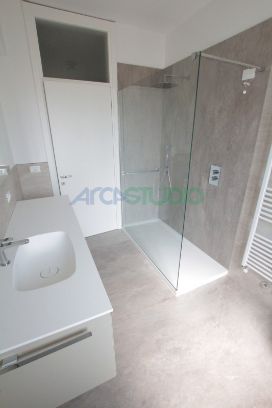 Tezze sul Brenta:
a due passi dal centro del paese, proponiamo una introvabile casa singola con g...