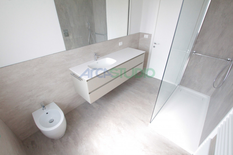 Tezze sul Brenta:
a due passi dal centro del paese, proponiamo una introvabile casa singola con g...