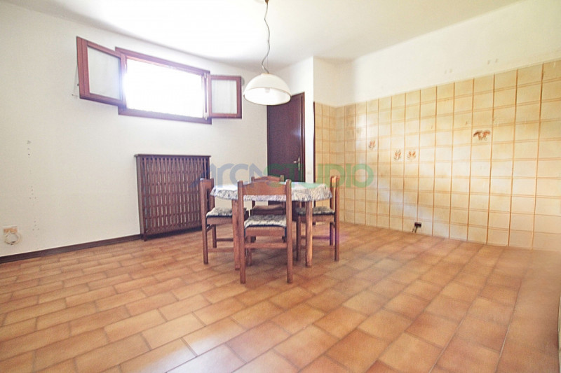 Tezze sul Brenta:
a due passi dal centro del paese, proponiamo una introvabile casa singola con g...