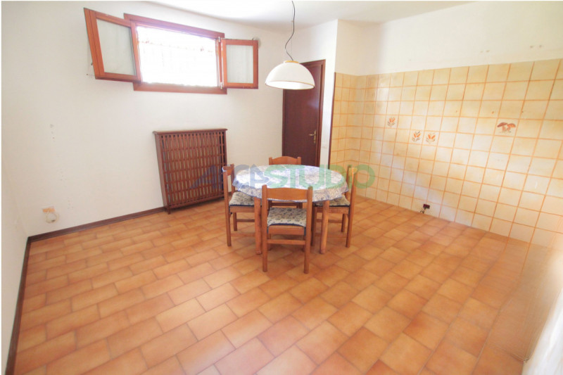 Tezze sul Brenta:
a due passi dal centro del paese, proponiamo una introvabile casa singola con g...