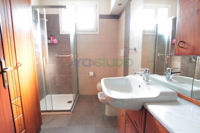 Tezze sul Brenta:
a due passi dal centro del paese, proponiamo una introvabile casa singola con g...