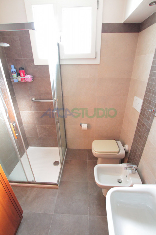 Tezze sul Brenta:
a due passi dal centro del paese, proponiamo una introvabile casa singola con g...