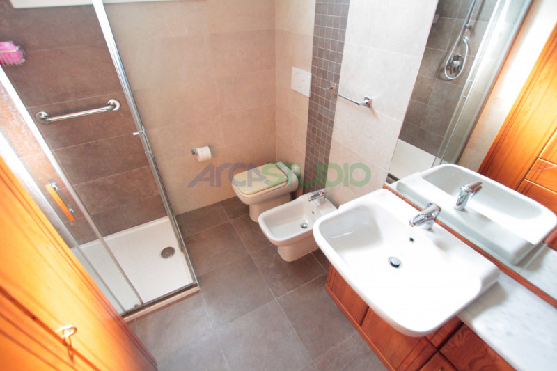 Tezze sul Brenta:
a due passi dal centro del paese, proponiamo una introvabile casa singola con g...