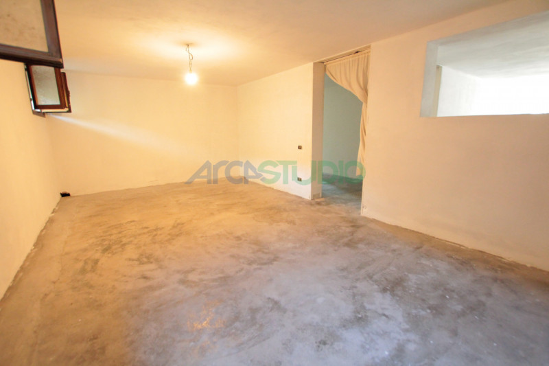 Tezze sul Brenta:
a due passi dal centro del paese, proponiamo una introvabile casa singola con g...