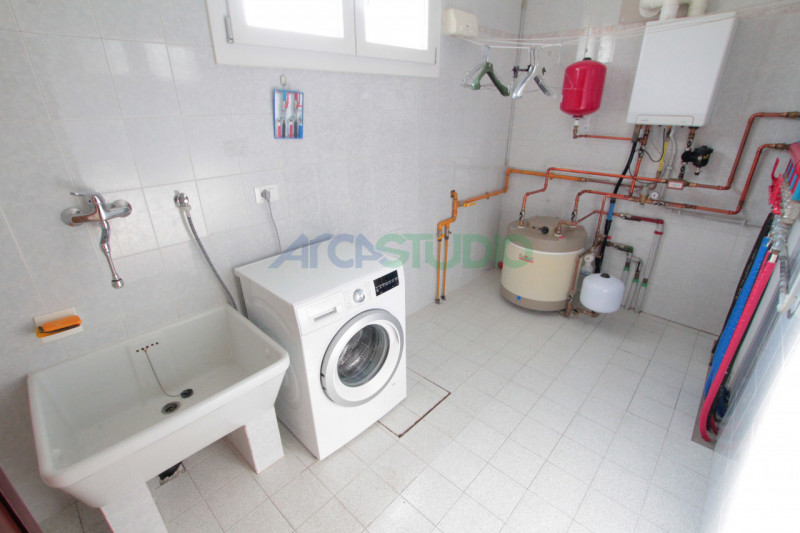 Tezze sul Brenta:
a due passi dal centro del paese, proponiamo una introvabile casa singola con g...