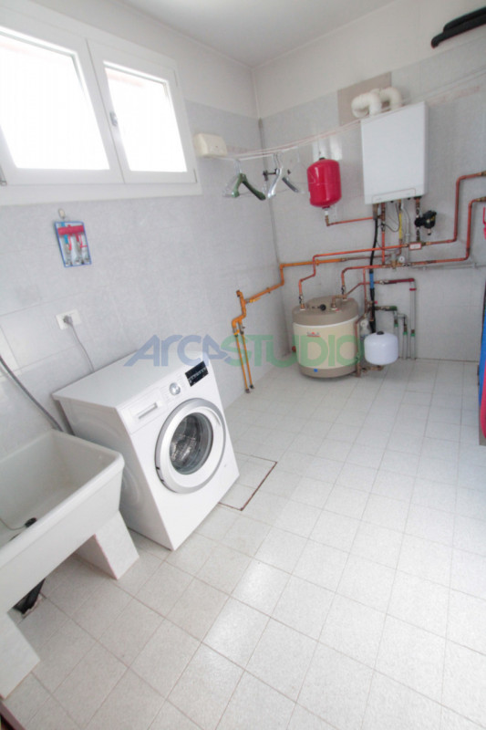 Tezze sul Brenta:
a due passi dal centro del paese, proponiamo una introvabile casa singola con g...