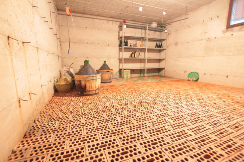 Tezze sul Brenta:
a due passi dal centro del paese, proponiamo una introvabile casa singola con g...