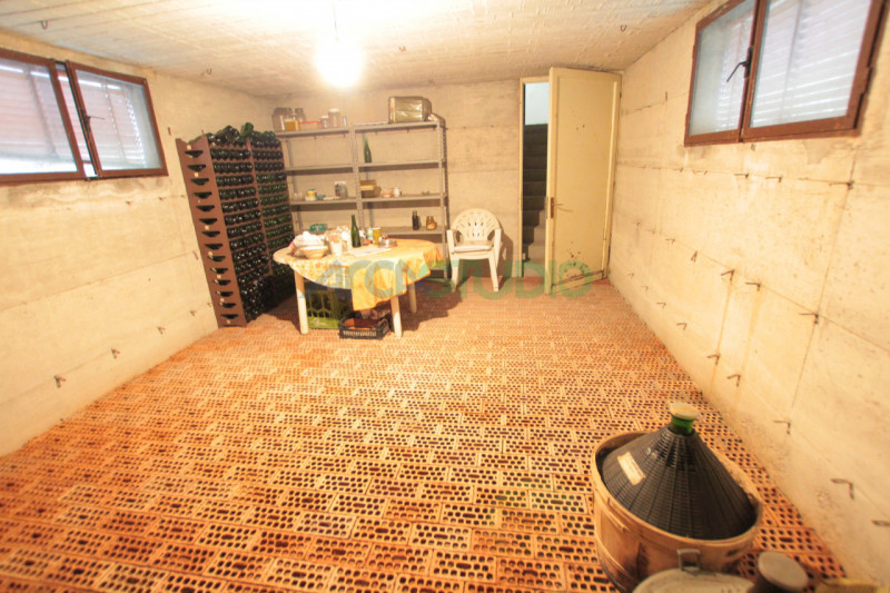 Tezze sul Brenta:
a due passi dal centro del paese, proponiamo una introvabile casa singola con g...