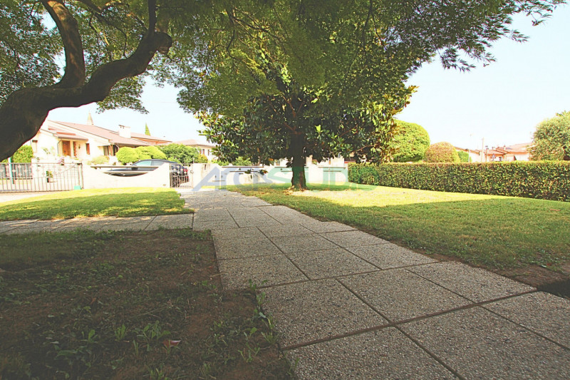 Tezze sul Brenta:
a due passi dal centro del paese, proponiamo una introvabile casa singola con g...