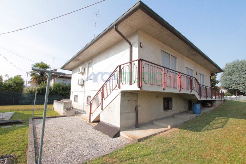 Tezze sul Brenta:
a due passi dal centro del paese, proponiamo una introvabile casa singola con g...