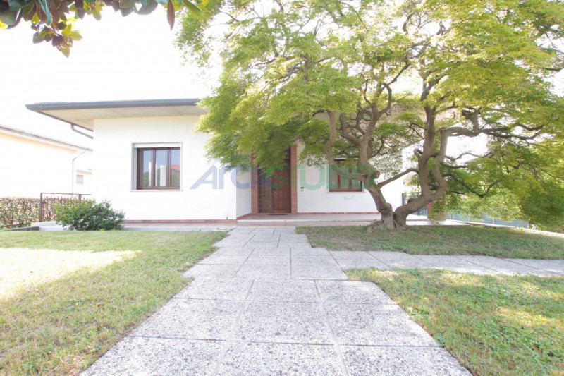 Tezze sul Brenta:
a due passi dal centro del paese, proponiamo una introvabile casa singola con g...