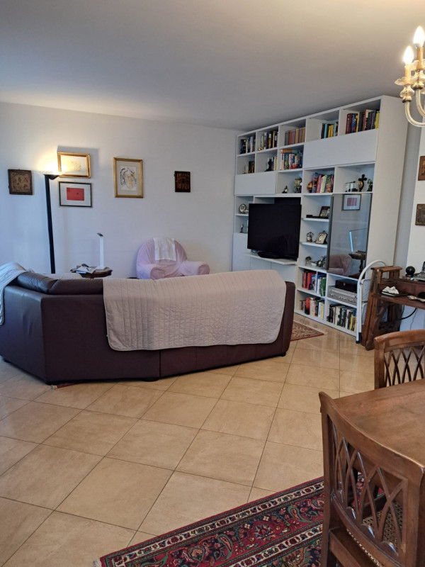 In uno dei quartieri più ricercati di Padova, proponiamo in vendita una raffinata porzione centra...