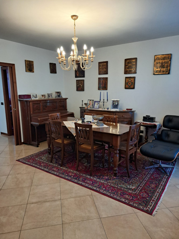 In uno dei quartieri più ricercati di Padova, proponiamo in vendita una raffinata porzione centra...