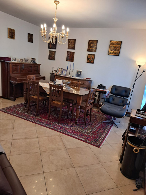 In uno dei quartieri più ricercati di Padova, proponiamo in vendita una raffinata porzione centra...