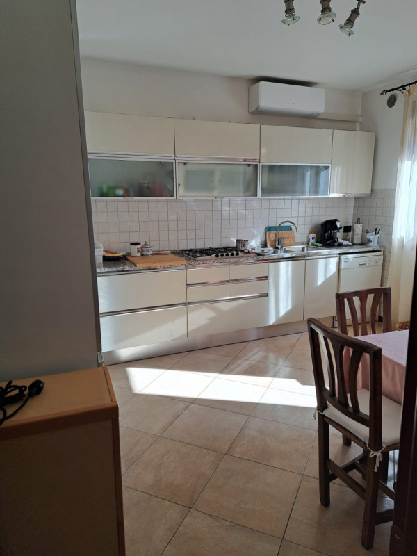 In uno dei quartieri più ricercati di Padova, proponiamo in vendita una raffinata porzione centra...