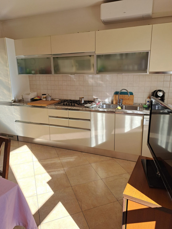 In uno dei quartieri più ricercati di Padova, proponiamo in vendita una raffinata porzione centra...