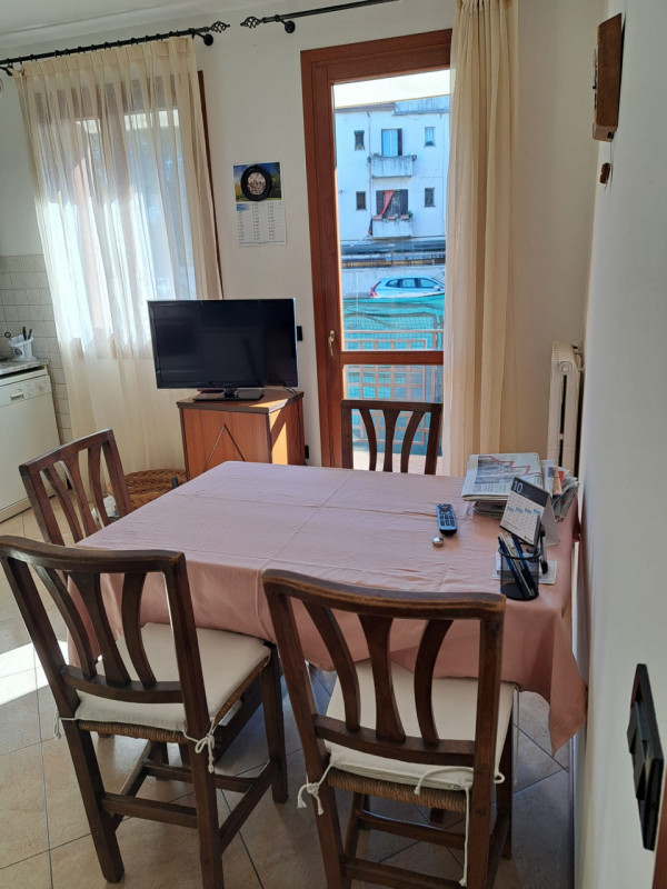 In uno dei quartieri più ricercati di Padova, proponiamo in vendita una raffinata porzione centra...