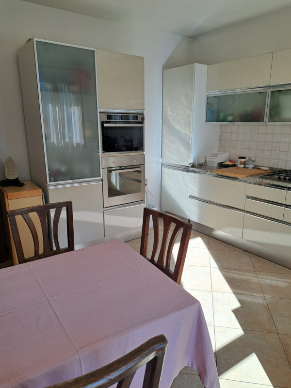 In uno dei quartieri più ricercati di Padova, proponiamo in vendita una raffinata porzione centra...