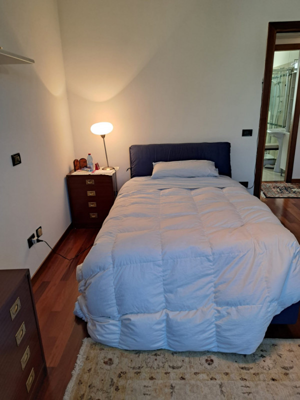 In uno dei quartieri più ricercati di Padova, proponiamo in vendita una raffinata porzione centra...