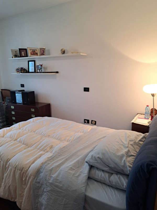 In uno dei quartieri più ricercati di Padova, proponiamo in vendita una raffinata porzione centra...