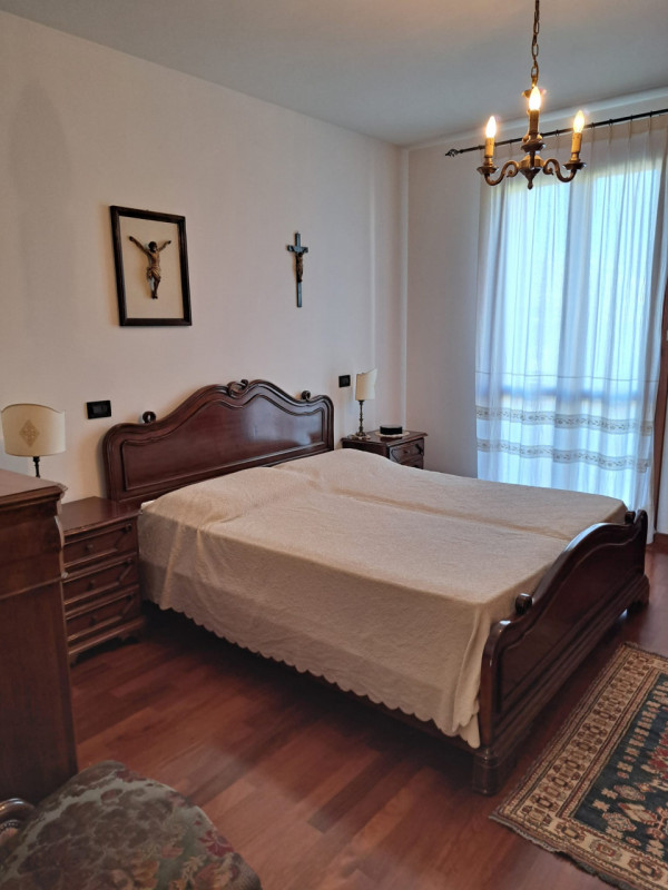 In uno dei quartieri più ricercati di Padova, proponiamo in vendita una raffinata porzione centra...